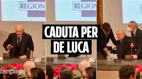 Gli Spostano La Sedia E Vincenzo De Luca Cade A Terra Al Brindisi Di