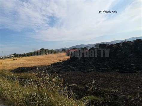 Violento Incendio Scoppia Nella Notte A Santa Maria Ore Di Lavoro Per