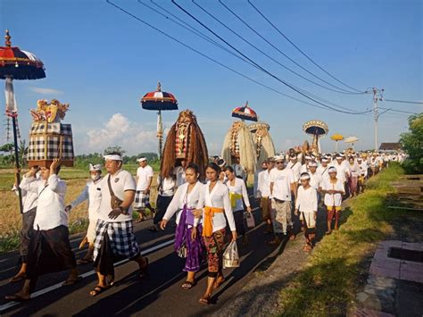 Melihat Prosesi Melasti Di Desa Adat Banjarangkan Bali