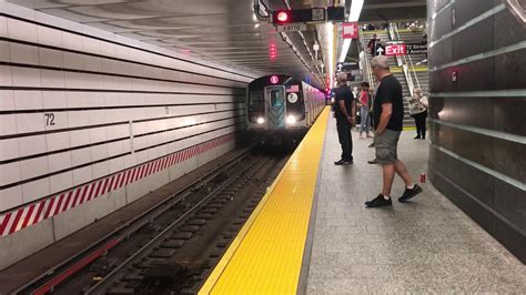 New York New York Q Train Arriving At The 72nd Street Station Hd