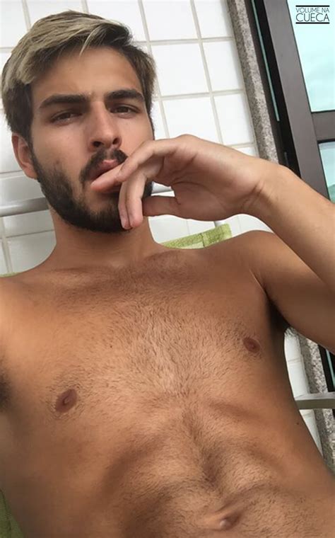 Brenno Leone Sensualiza Sem Camisa Volume Na Cueca