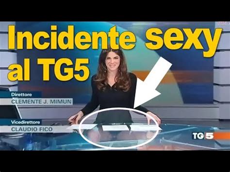 Costanza Calabrese Mutande In Mostra Al TG5 YouTube