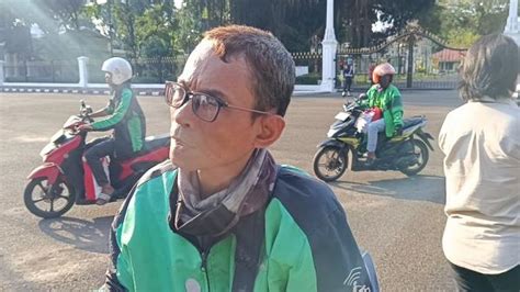 Driver Ojol Senang Dapat Sembako Dari Jokowi Alhamdulillah Buat Yang