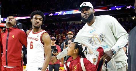 Um Emocionado Lebron James Observa Bronny Fazer Sua Estreia Na Usc