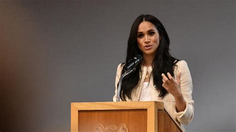 Meghan Markle Aparece Ap S Revelar Aborto E Homenageia L Deres