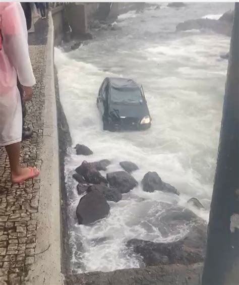 Motorista perde a direção e cai dentro do mar em praia de Niterói veja