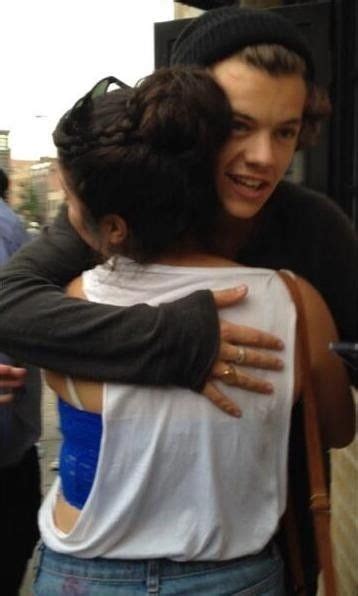 240 Harry Hugging A Fan Mannen