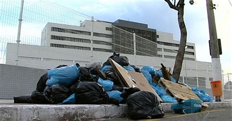 G1 Lixo fica jogado por mais de 24h na calçada da Justiça Federal do