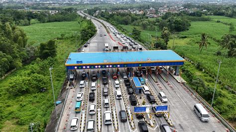 Alami Lonjakan Kendaraan Di Gerbang Tol Trans Jawa Simak Tol Wilayah