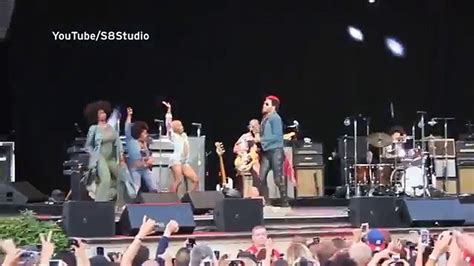 Lenny Kravitz Mostr Sus Partes Ntimas En Pleno Concierto V Deo