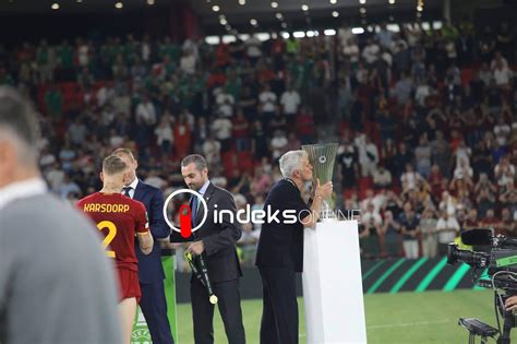 Pellegrini ngre në qiell trofeun e Ligës së Konferencës