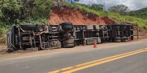 Carreta Carregada Pneus Tomba Na BR 116 Em Leopoldina O Cataguases