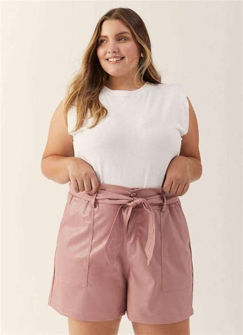 O Shorts Clochard Plus Size Faixa De Modelagem Ampla Da Izzat Uma