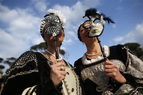 Sfilata E Fuochi Dartificio Per Il Carnevale Romano Corriere It