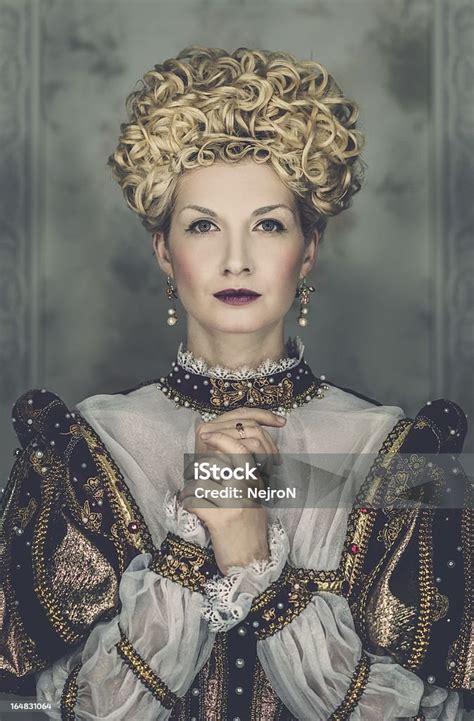 gambar ratu nakal  indah  gaun kerajaan foto stok