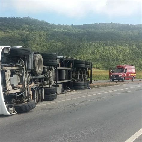 Carreta capota na BR 470 em Navegantes Penha Online Notícias de