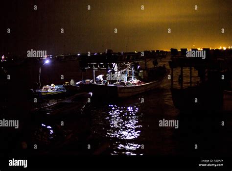 Gaza City, The Gaza Strip, Palestine. 18th Nov, 2018. Palestinian fishermen work on their ...