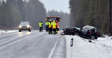 Kaksi Ihmist On Menehtynyt Kolmen Auton Kolarissa Karstulassa