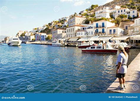 Controlador De Tráfico Portuario En El Puerto De La Isla De Hydra