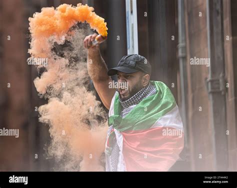 Man wrapped in palestinian flag hi-res stock photography and images - Alamy