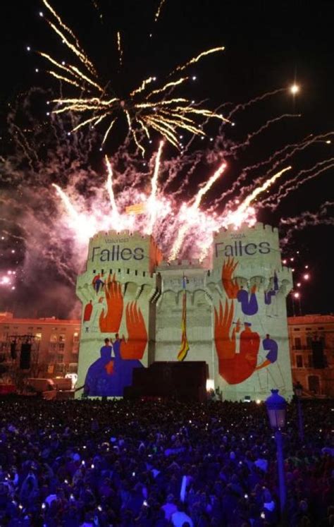 Una cirujana enseña lo que le ha ocurrido a un paciente en las Fallas