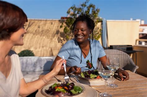 Free Photo Side View Lesbian Couple At Restaurant