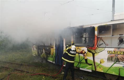 Foto Un Tramvai Din Craiova A Luat Foc Dup Ce A Fost Lovit De Tr Snet