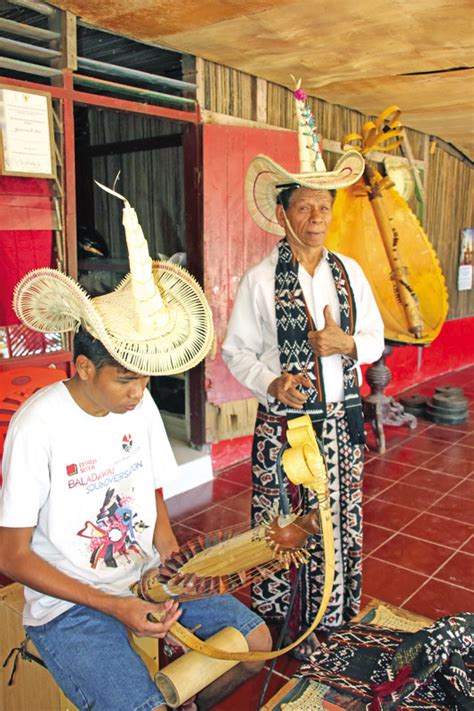 Melodies from Indonesia’s Far South: Sasando, the Palm Harp of Rote ...