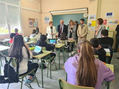 Pilar Alegr A Visita El Ceip La Estaci N Y El Ies Celso D Az De Arnedo