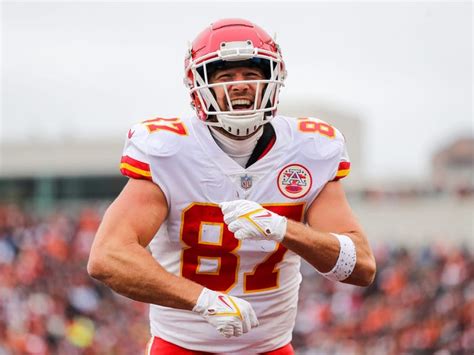 Travis Kelce Diet Totals 4,000 Calories Daily, Includes Whole Chickens ...