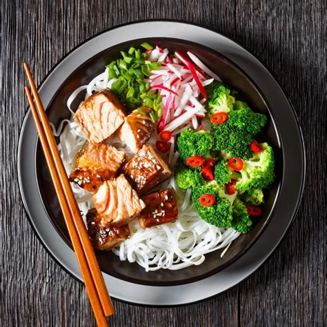 Bol teriyaki de saumon vermicelles et légumes sautés Antoine ca