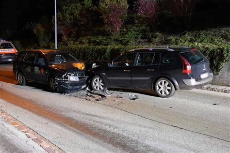 Frontalkollision Zwischen Zwei Autos Fahrerin Alkoholisiert