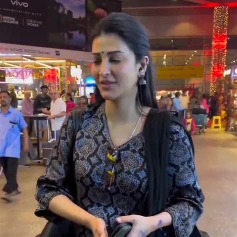 Shruti Haasan Hot Videos With Beautiful Dress Looking Sexy Indian Queen