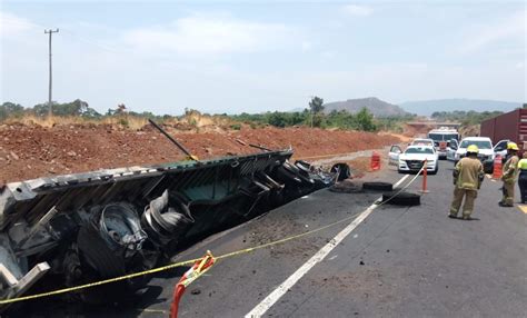 Un Muerto Y Lesionados Dej Volcadura De Tr Iler En La Siglo