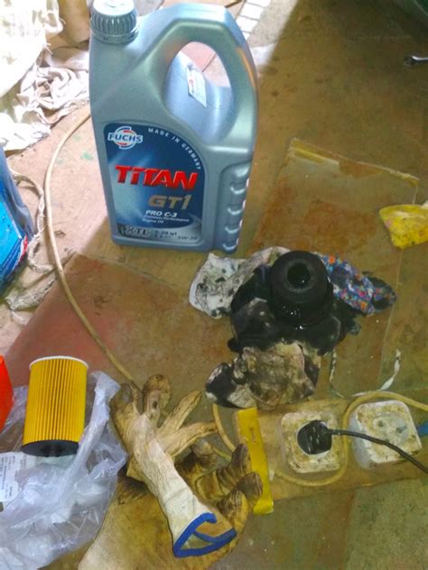 Замена масла и фильтра Шкода Октавия А7, замена ролика натяжителя ремня ...