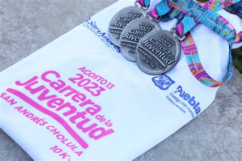 Listas La Playera Y Medalla Para Carrera De La Juventud Grada