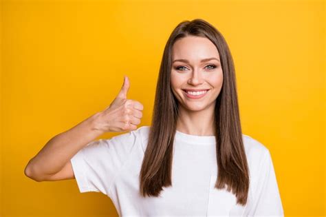 Foto Retrato De Mujer Dando Pulgar Hacia Arriba Aislado Sobre Fondo De