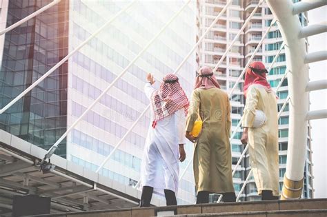 Gli Uomini D Affari Arabi E Gli Architetti Si Riuniscono Per Lavorare