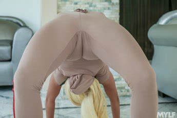 Hot Stripper Luna Star Bounces On Stiff Schlong 15 Photos