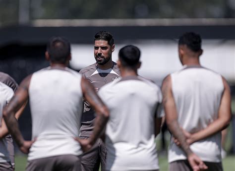 António Oliveira é apresentado como novo técnico e destaca grandeza do