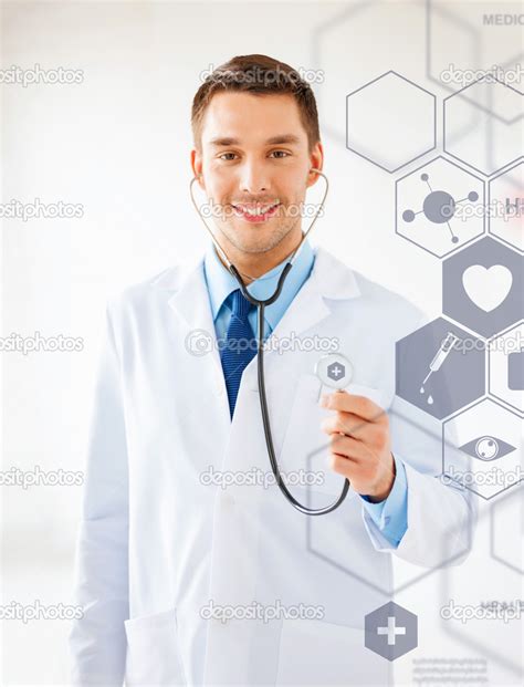 Doctor con estetoscopio y pantalla virtual fotografía de stock Syda