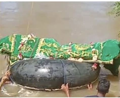 MENGENASKAN Tak Ada Jembatan Warga Terpaksa Menyeberangi Sungai