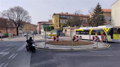 Via Baschenis Vi Ricordate Il Benzinaio Pronto Il Nuovo Rond Cambia