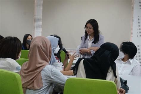 Prilly Latuconsina Menjadi Dosen Praktisi Di Departemen Ilmu Komunikasi