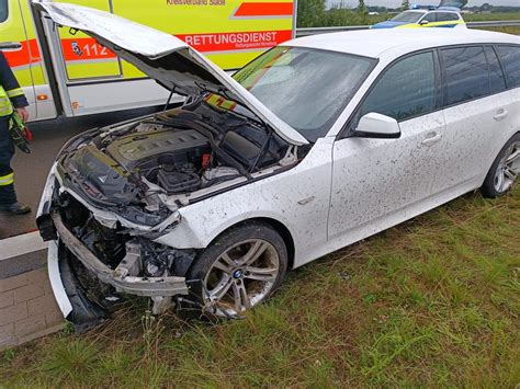 POL STD Autofahrer fährt auf A 26 bei starkem Regen in Leitplanken