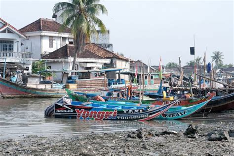 Los Barcos Pesqueros Estacionan En El Borde De La Subasta De Pescado