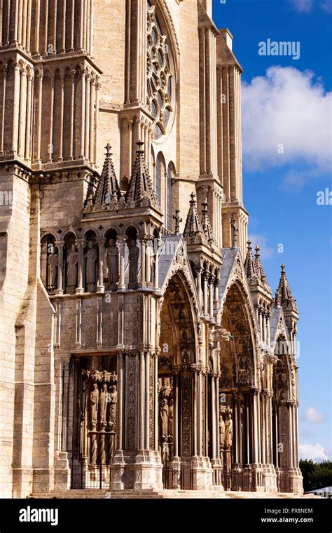 Detalles De La Fachada De La Catedral De Chartres Francia De Notre