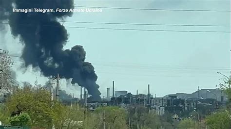 Azovstal Di Nuovo Sotto Attacco Russo La Colonna Di Fumo Si Alza Dall