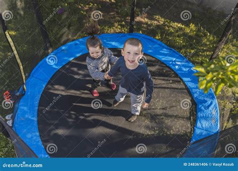 Les Enfants Sautent Sur Le Trampoline Photo Stock Image Du Saut