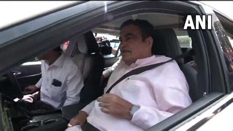 Nitin Gadkari Reaches Parliament In Indias First Hydrogen Fuel Cell